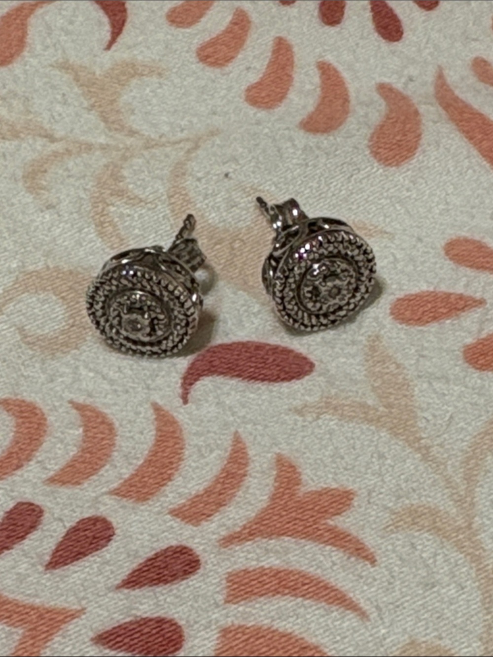 Sterling Silver Textured Circle diamond Stud Earrings - Silver